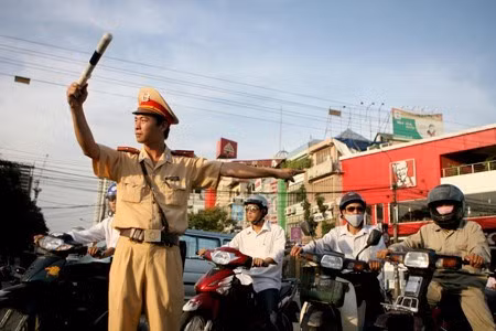 CSGT ra hiệu lệnh dừng xe với người điều khiển ô tô.