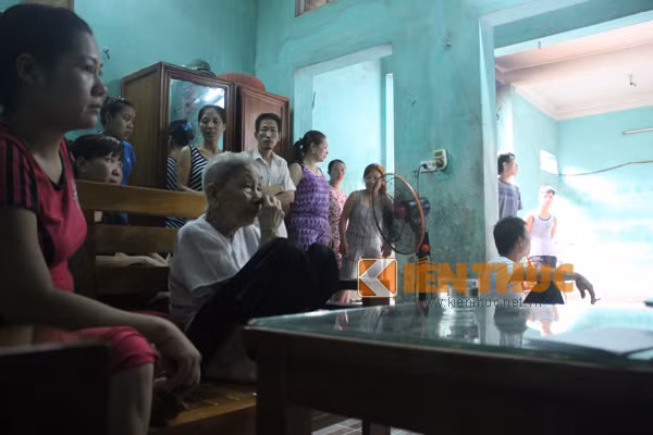 Phía trong nhà có rất đông người dân đến để nghe ngóng bệnh tình nạn nhân...