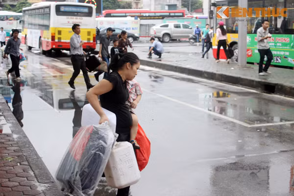"Tay xách, nách mang"... hai mẹ con cùng về quê nào.
