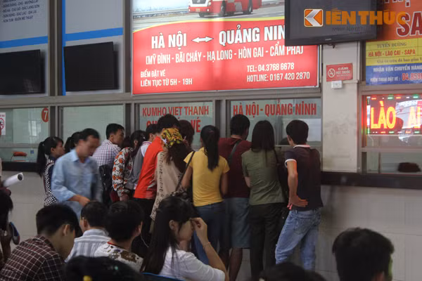 Ai cũng vội vã, chen chân để mua vé cho mình và người thân thật nhanh.