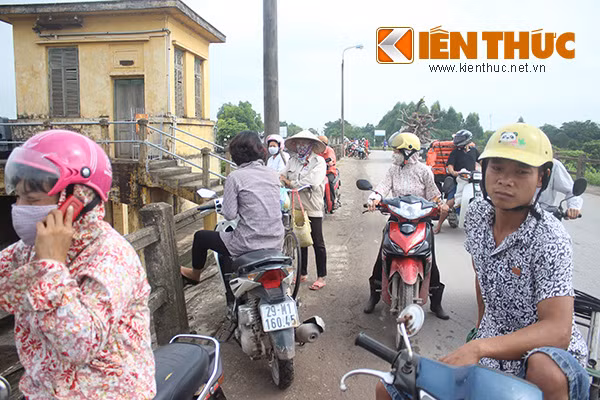 Người dân hiếu kỳ kéo nhau đến xem.