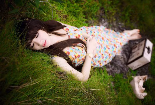 Dù khá xinh xắn, nhưng "Nguyễn Ngọc Hạ Mi" đang bị cư dân mạng ném đá và chỉ trích thậm tệ trước hành động, phát ngôn "thiếu suy nghĩ" của mình. Cũng chính điều ấy có thể khiến những hình ảnh đẹp của Hạ Mi nói riêng và giới trẻ Việt nói chung bị xấu đi.