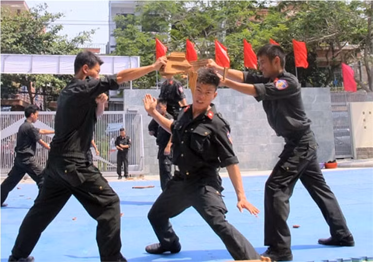 "Đầu sắt".