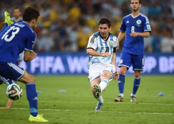 Messi tung cú sút hiểm hóc nâng tỉ số lên 2-0 cho tuyển Argentina.