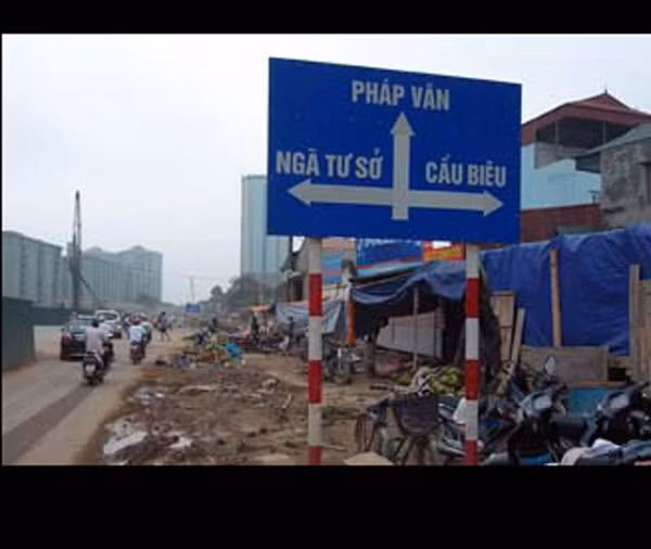 Đây là tấm biển dựng trên tuyến đường Khuất Duy Tiến (Thanh Xuân, Hà Nội) ghi sai tên chữ "Bươu" thành chữ "Biêu". Tấm biển được người dân Thủ đô phát hiện vào cuối tháng 3/2010, cùng thời điểm tuyến đường được kéo dài từ Khuất Duy Tiến (Thanh Xuân, Hà Nội) đến khu đô thị Linh Đàm (Hoàng Mai, Hà Nội). Ảnh: Đất Việt.