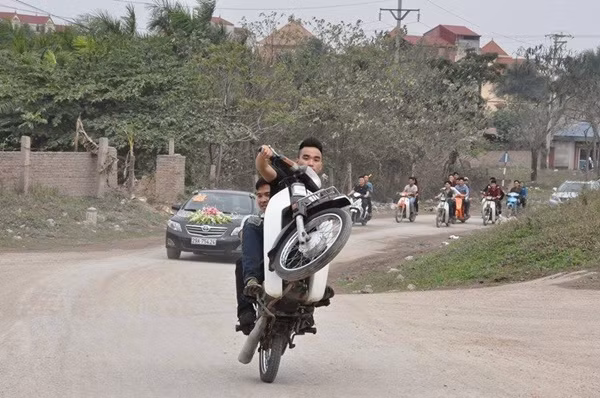 Teen Việt đùa giỡn "Tử thần" với màn bốc đầu xe máy.