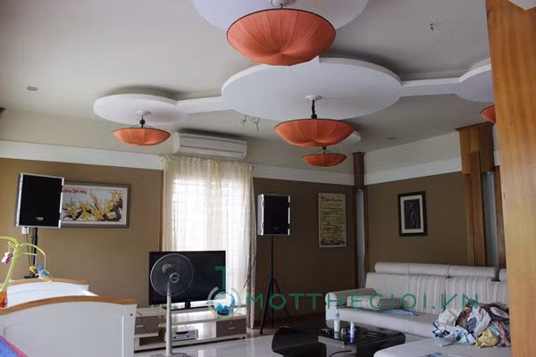 Phòng khách được xếp bởi 2 cặp container xếp song song.