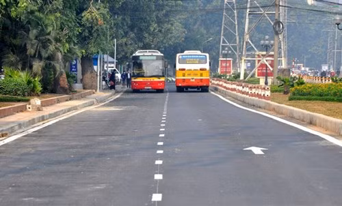Có tổng chiều dài 1,3 km và được đầu tư xây dựng với số vốn 13 tỷ đồng, đoạn đường dành riêng cho xe bus nằm ở làn giữa của đường Yên Phụ, bắt đầu từ điểm trung chuyển xe buýt Long Biên đến nút giao cắt Thanh Niên - Nghi Tàm - Yên Phụ vẫn chưa thực sự làm hài lòng người dân Hà Nội.