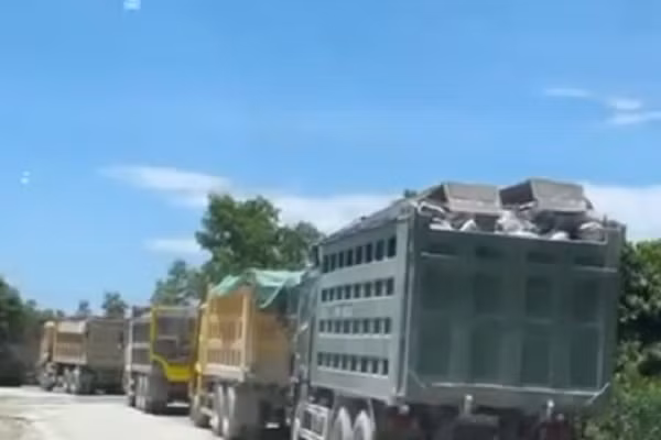 Những chiếc xe tải Howo hay còn gọi là xe "hổ vồ" chở đá với trọng tải rất lớn, nối đuôi nhau dài dằng dặc trên đoạn đường xã Kỳ Tân- Kỳ Anh-Hà Tĩnh.