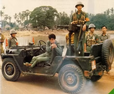 Bộ đội Việt Nam với xe jeep gắn M60 ở Campuchia