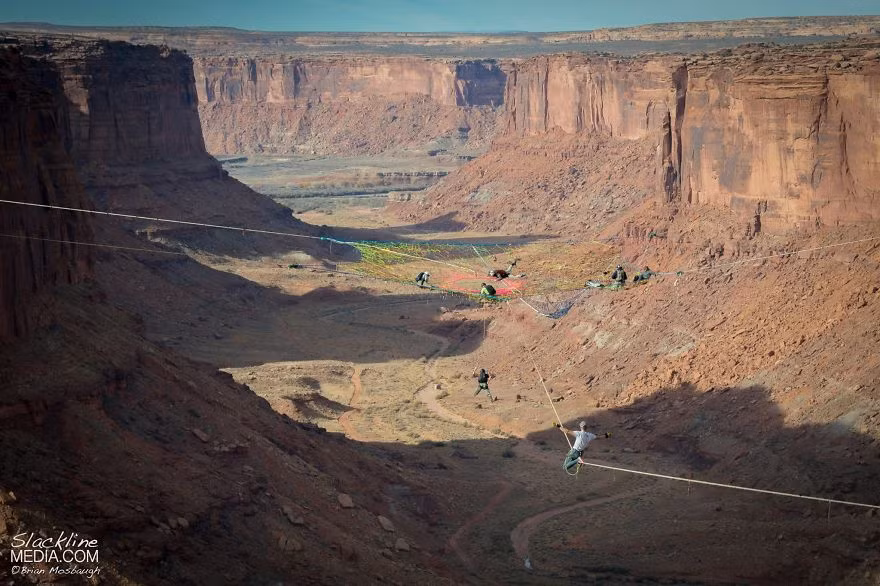 Moab Monkeys là tên một nhóm phượt thủ, vận động viên yêu thích mạo hiểm ở Mỹ. Mục tiêu của nhóm này thường là các đỉnh núi cao, hiểm trở. Ngoài ra họ cũng thích đưa yếu tố nghệ thuật vào mỗi chuyến phượt của mình.