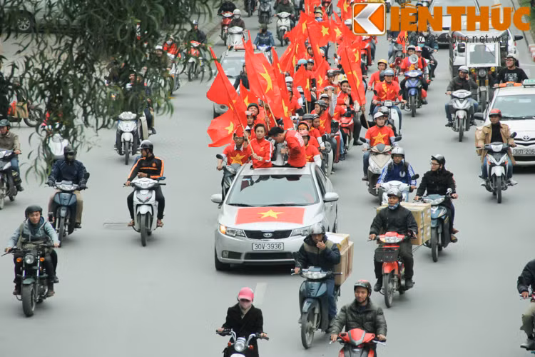 Màu cờ đỏ rực rỡ thu hút sự chú ý, tạo cảm hứng cho người đi đường cùng người dân trên các tuyến phố.