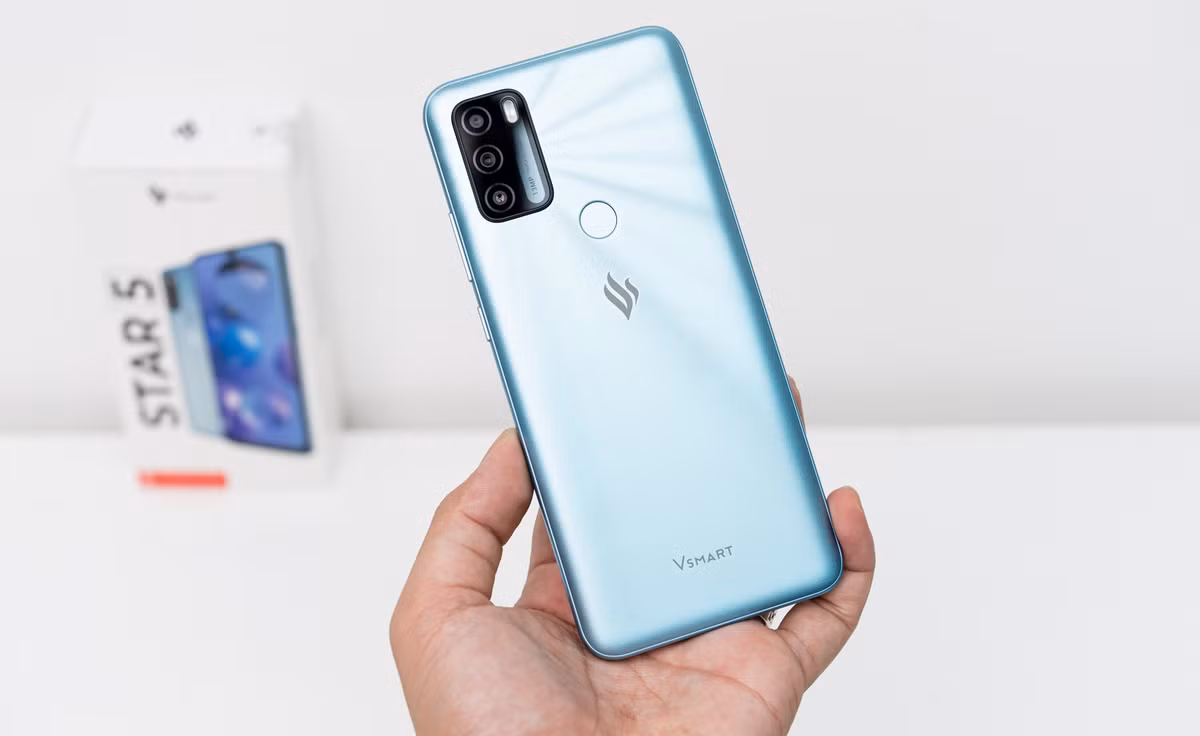 Vsmart Star 5 được mở bán tại Việt Nam vào cuối tháng 3, giá từ 2,7 triệu đồng. Máy sẽ đi kèm một SIM ảo có sẵn dữ liệu 10 GB/tháng trong 18 tháng. Tương tự eSIM, SIM ảo này chỉ cần kích hoạt với nhà mạng VinaPhone là có thể sử dụng, không cần gắn SIM cứng bên trong máy. Cấu hình của thiết bị gồm chip MediaTek Helio G35, RAM 3 GB và bộ nhớ trong 32 GB.