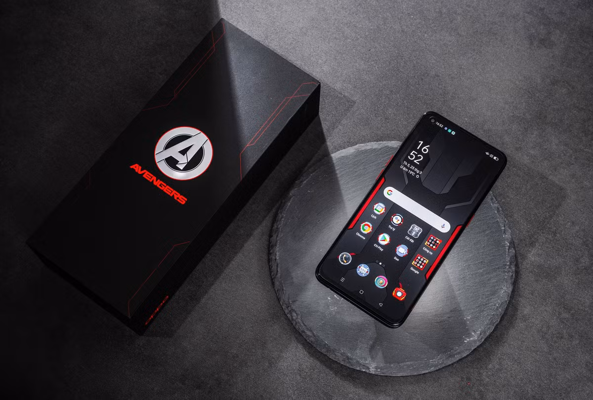 Tương tự như những smartphone phiên bản đặc biệt khác, máy cũng đi kèm với một bộ giao diện chủ đề theo phong cách của Marvel gồm hình nền, icon… Các thông số còn lại của sản phẩm như cấu hình, camera, pin đều giống bản tiêu chuẩn.