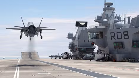 Ảnh phác họa máy tính F-35B cất cánh trên boong phóng kiểu nhảy cầu của tàu sân bay HMS Queen Elizabeth.