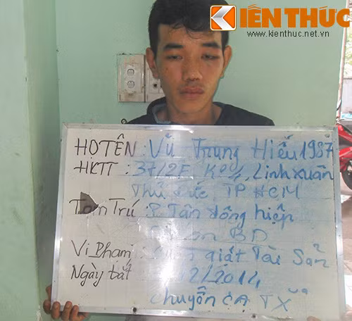 Sau khi ra tay giật điện thoại, tên Hiếu bị chị Đào đuổi theo rồi tung cước hạ gục ngay giữa đường.
