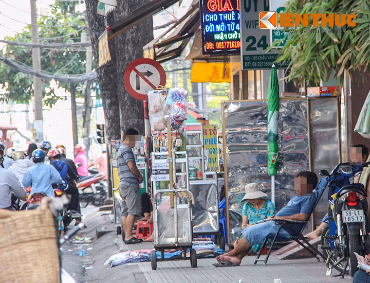 Dạo một vòng trên đường Châu Văn Liêm (quận 5, TP HCM), chỉ một đoạn đường khoảng 400 mét nhưng có đến hơn 10 tủ hàng di động có bày bán những hộp thuốc kích dục.