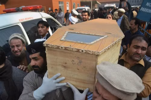 Chiếc quan tài của một em bé Pakistan là nạn nhân của vụ xả súng.