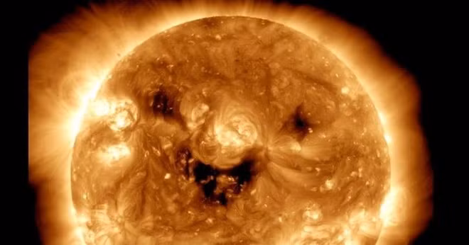 Đài quan sát động lực học Mặt trời (SDO) của NASA đã bắt gặp Mặt trời "mỉm cười". Trong thông báo trên Twitter vào tháng 10 vừa qua, NASA viết: và lập tức thông báo: "Đài quan sát động lực học Mặt trời của NASA đã bắt gặp Mặt trời "mỉm cười". Nhìn dưới ánh sáng cực tím, những mảng tối này trên Mặt trời được gọi là lỗ vành nhật hoa và là những vùng mà gió Mặt trời thổi nhanh ra ngoài không gian".