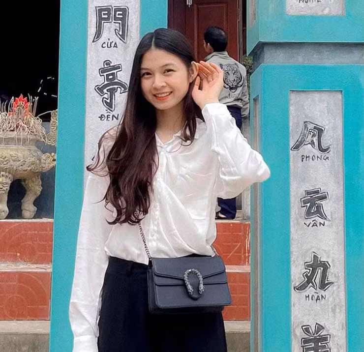 Dù sở hữu sắc vóc nữ tính nhưng người đẹp 25 tuổi luôn chọn những trang phục có phần thoải mái, năng động. Cô nàng vẫn để trạng thái độc thân trên trang cá nhân.