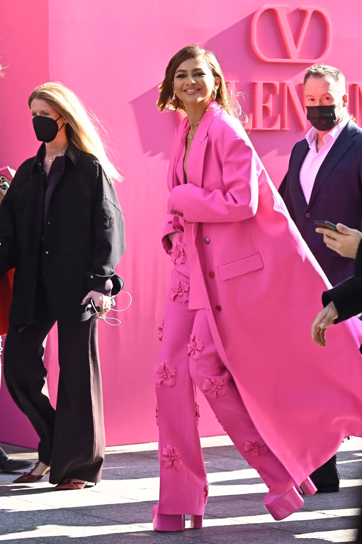 Những đôi giày cao gót đế dày được Valentino, Versace tích cực lăng xê. Đôi giày xuất hiện cùng nhiều nghệ sĩ nổi tiếng tại sự kiện lớn. Ngoài ra, mẫu phụ kiện đang phủ sóng mạnh mẽ trên mạng xã hội. Nhiều người sẵn sàng chi hơn 1.000 USD để sở hữu thiết kế. Số khác chỉ trích đôi giày gây ảnh hưởng đến đôi chân, tạo cảm giác không thoải mái khi di chuyển. Ảnh: Getty, Who What Wear.