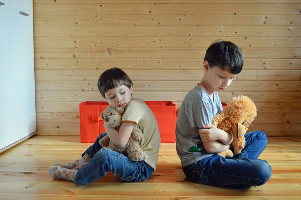  1. Đòi hỏi quá mức: Những đứa trẻ được nuông chiều quá mức hiếm khi biết trân trọng những điều chúng đang có. Thay vào đó, chúng thường có cảm giác được hưởng những đặc quyền quá mức. Chúng tin mình xứng đáng nhận được sự đối xử đặc biệt và có thể đòi hỏi điều đó từ cả bố mẹ và người xung quanh. Để khắc phục điều này, cha mẹ hãy dạy trẻ biết quan tâm cảm xúc và nhu cầu của người khác. Bên cạnh đó, hãy thiết lập các ranh giới và kỳ vọng rõ ràng về những gì con bạn được hưởng. 