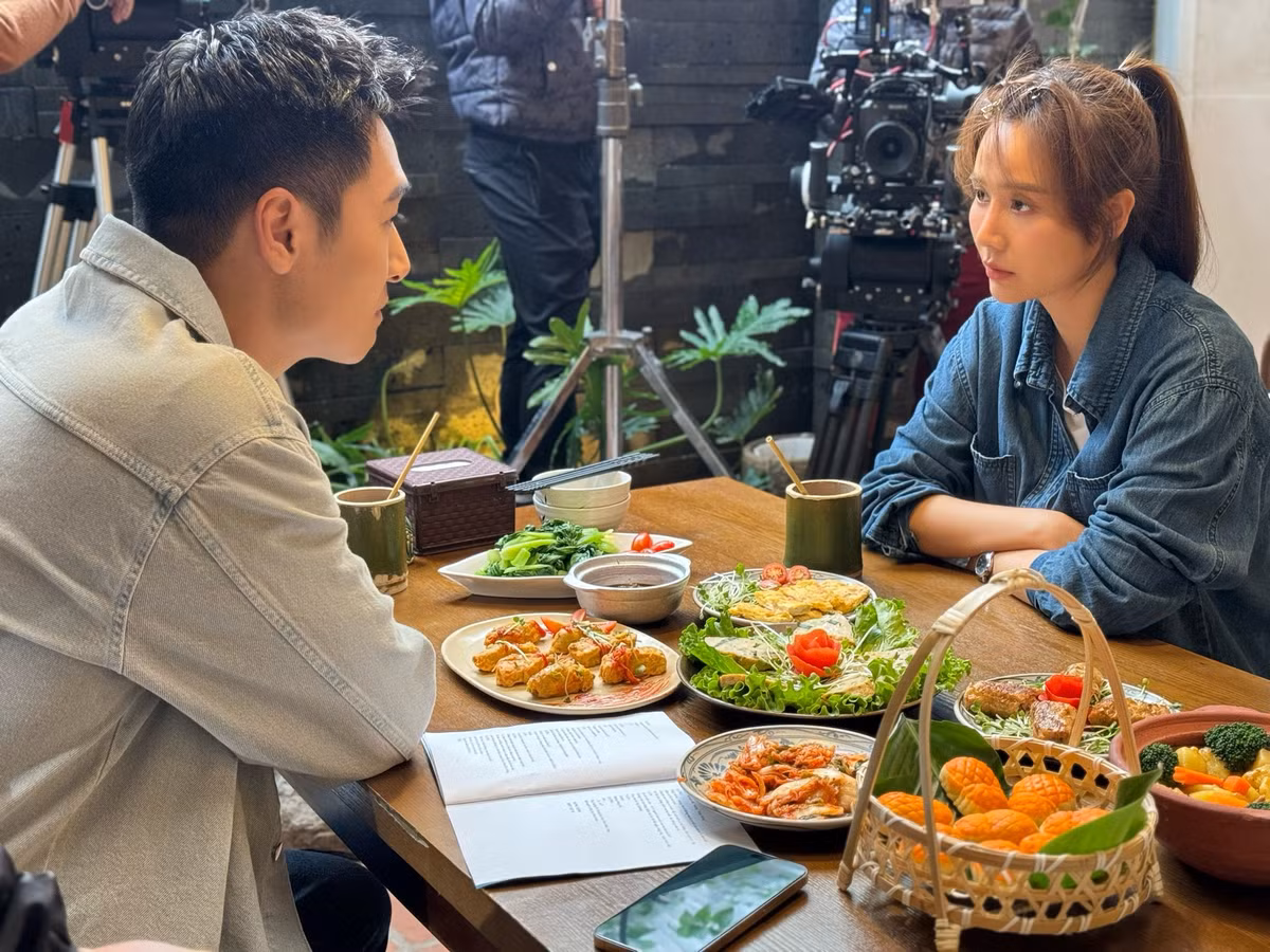 Huyền Lizzie thừa nhận mê cách diễn bằng ánh mắt của Mạnh Trường Huyen Lizzie thua nhan me cach dien bang anh mat cua Manh Truong