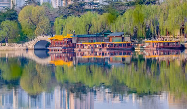 Cảnh sắc nơi đây được tu bổ vô cùng công phu. Trên hồ chim bay cá nhảy, sen nở kín mặt nước. Đình đài lầu các tọa lạc cạnh hồ nước xanh. Nhìn từ xa, hồ Đại Minh như bức tranh thủy mặc điểm thêm màu xanh thiên nhiên tươi mát.