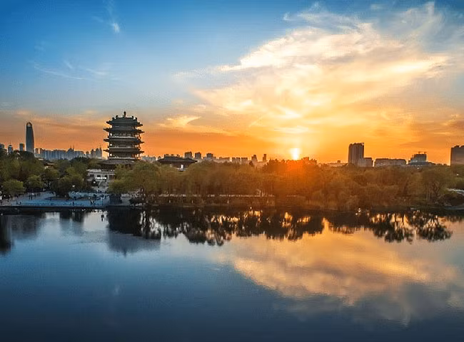 Ngoài nguyên nhân về môi trường kể trên, một nguyên nhân khác là do tập tính sống của loài ếch. Thông thường, ếch kêu đều chọn những vùng nước nông, bụi sậy. Tuy hồ Đại Minh cũng có bụi sậy nhưng vẫn là hồ nước sâu nên không thích hợp cho ếch kêu theo thói quen.