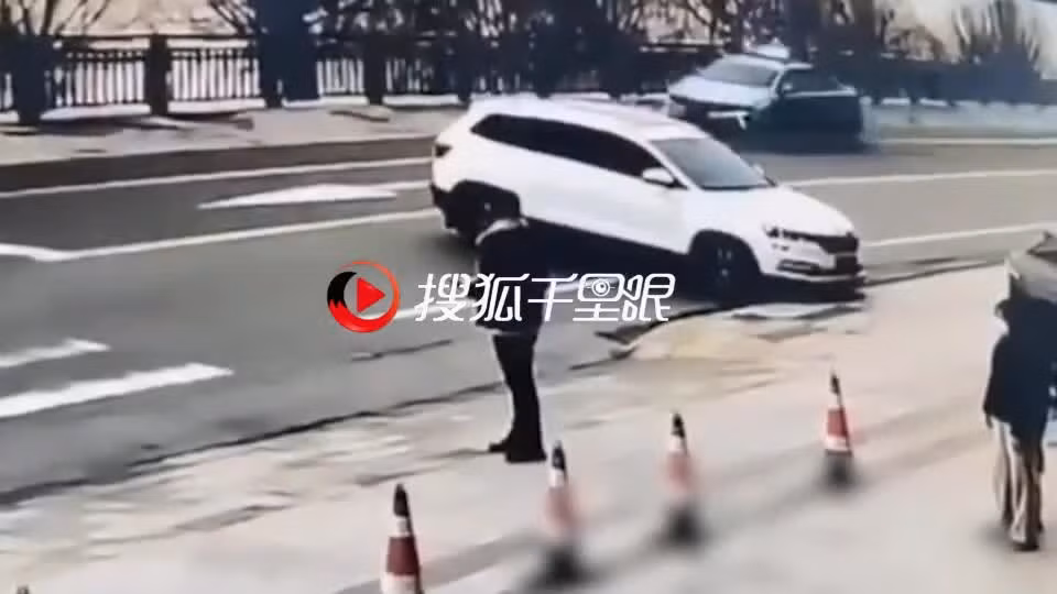 Đang lùi, bất ngờ tăng tốc, tài xế đâm gãy lan can, lao xuống sông Dang lui, bat ngo tang toc, tai xe dam gay lan can, lao xuong song
