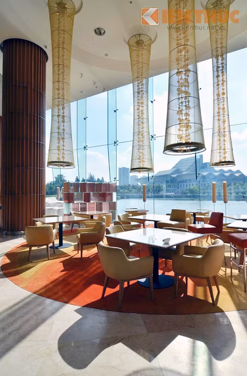 Các quán cafe, quầy bar... có tầm nhìn ra hồ nước thoáng đãng và nhiều cây xanh mướt mắt.