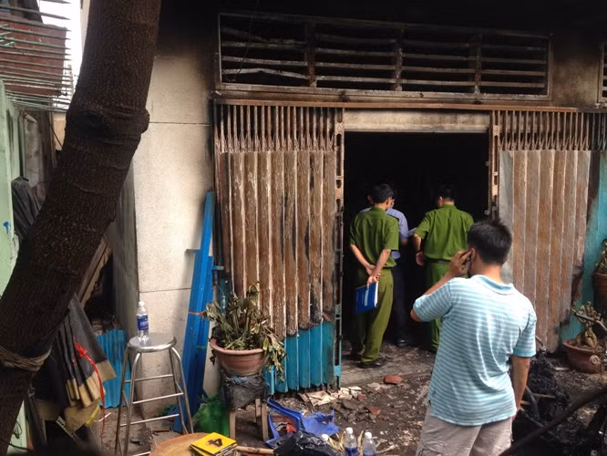 Các đơn vị nghiệp vụ Công an TP HCM đang tổ chức khám nghiệm hiện trường để làm rõ nguyên nhân vụ hỏa hoạn.