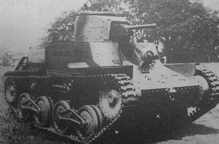 Đầu những năm 1930 có lẽ là giai đoạn Nhật Bản phát triển mạnh mẽ xe tăng nhất. Không lâu sau sự ra đời của Type 89, người Nhật phát triển một mẫu xe tăng hạng nhẹ Type 95 Ha-Go để thay Type 89 được coi là quá chậm trong chiến tranh cơ giới. Thiết kế này được xem là mẫu tăng sản xuất nhiều nhất của Nhật Bản với tổng cộng hơn 2.000 chiếc, bắt đầu từ năm 1935-1943. Xe chỉ nặng 7,4 tấn, trang bị pháo 37mm và 2 súng máy 7,7mm, tốc độ 45km/h.