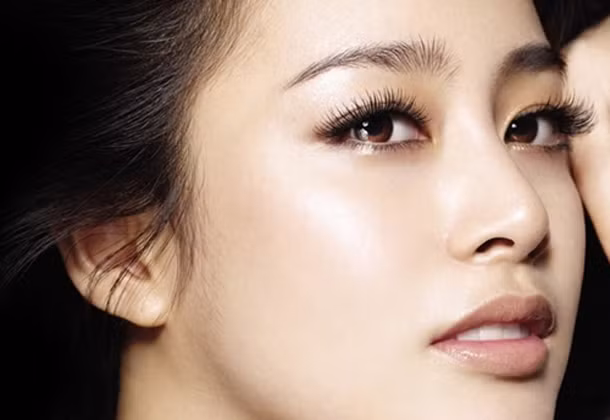 Mũi nhẹ uốn cao dần đều, cánh mũi tròn trịa có thịt sẽ là người phụ nữ nhận được nhiều sự yêu thương của chồng, có cuộc sống giàu sang tài vận tốt, dựa vào sự tự tin vốn có và sự nhanh nhẹn của mình, đó cũng là người gặt hái nhiều thành công trong con đường sự nghiệp. Người phụ nữ như vậy sẽ là người phò tá xuất sắc cho chồng, tình cảm vợ chồng luôn đong đầy trìu mến, hai người đồng sức đồng lòng trong mọi việc và cùng nhau hưởng phúc.