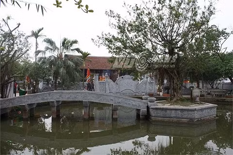 Ao bán nguyệt trước đền Trạng Trình.