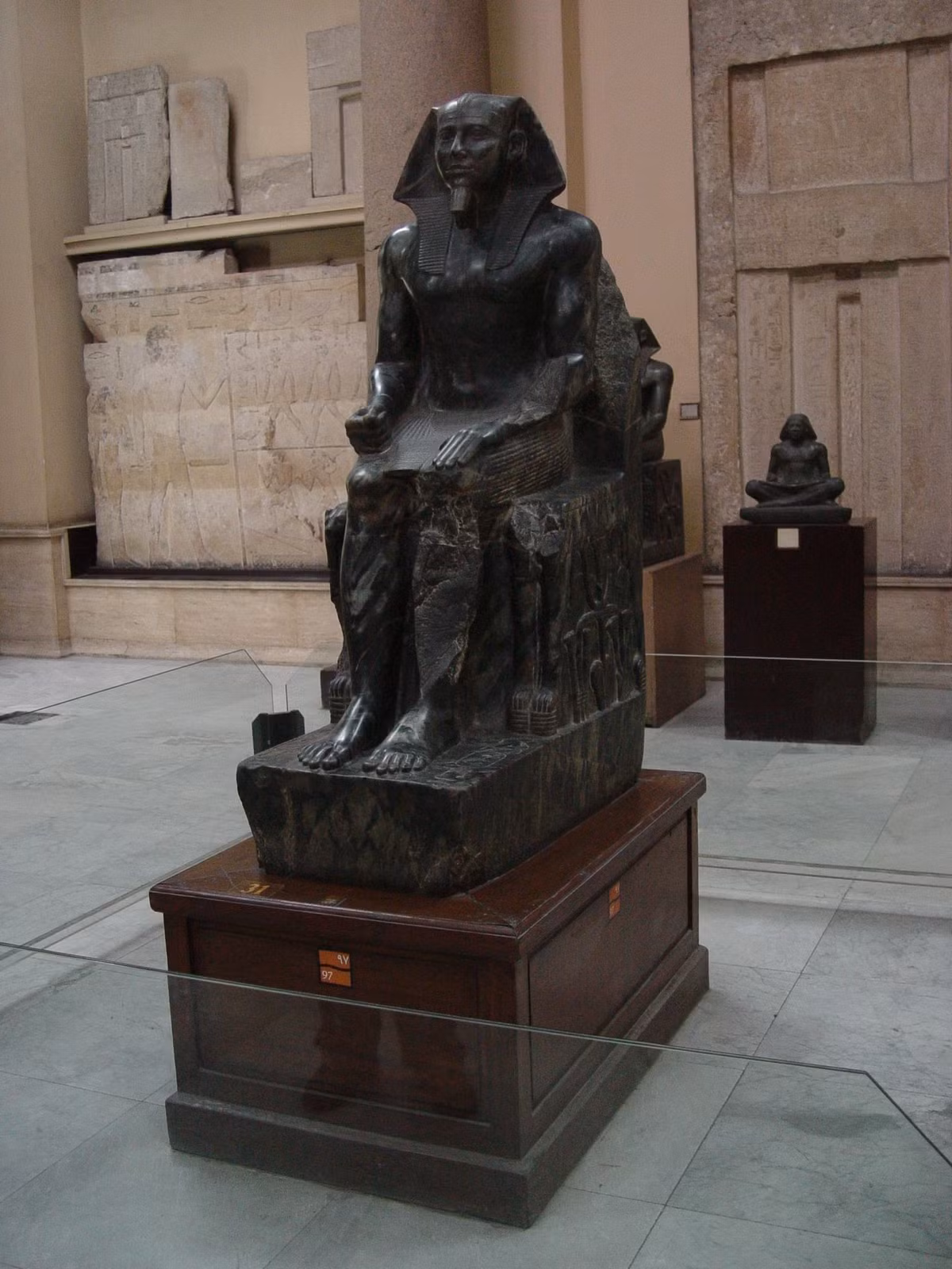 Là một trong những người con trai thứ của pharaoh Khufu với vợ là Henutsen, Khafra đã kế vị người anh cùng cha khác mẹ với mình là Djedefra để trở thành vị vua thứ tư của Vương triều thứ Tư.