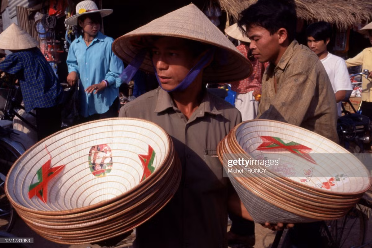 Người đàn ông bán nón ở Điện Biên Phủ, tỉnh Lai Châu (cũ).