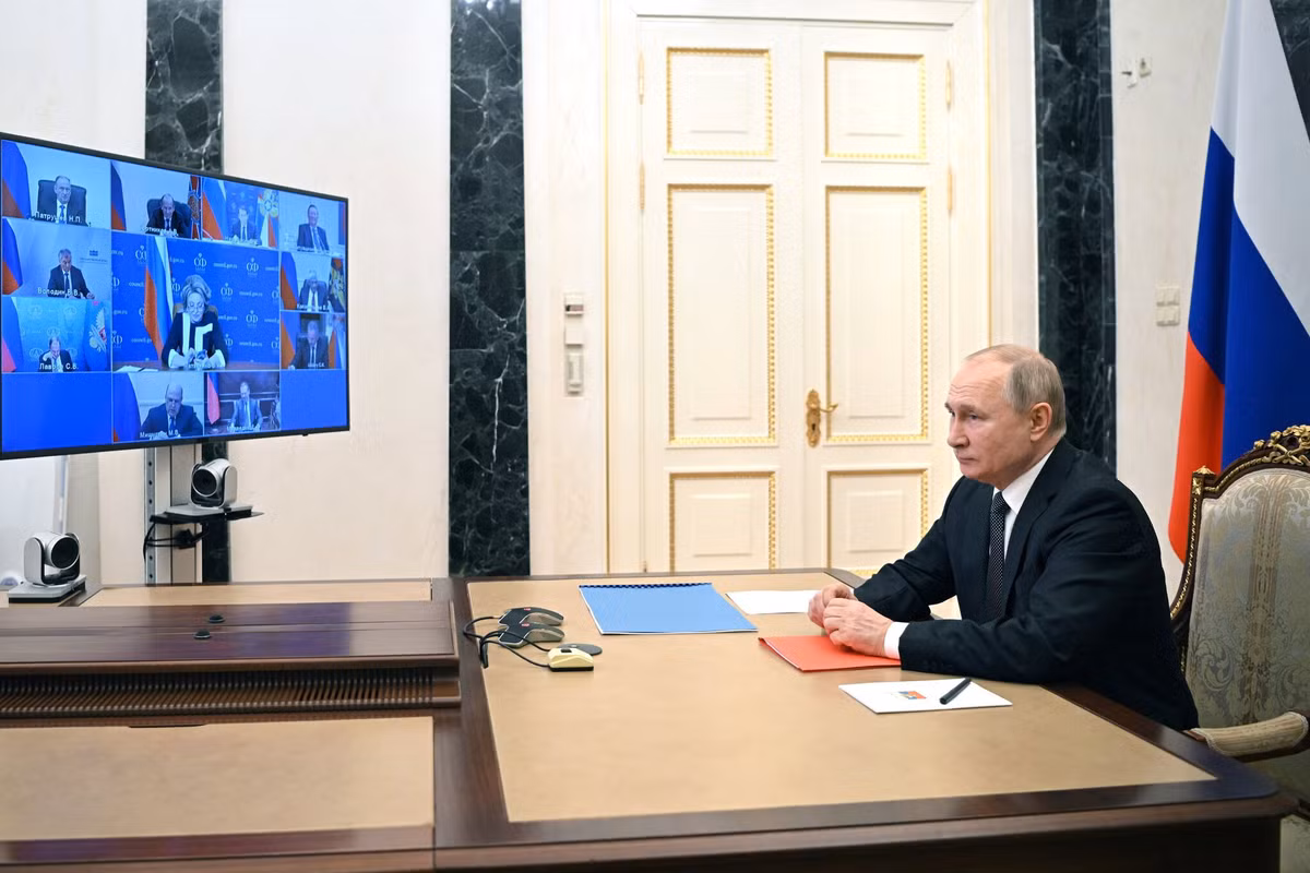 Ngày 21/2/2022, Tổng thống Vladimir Putin công nhận độc lập của hai nước cộng hòa ly khai ở miền đông Ukraine. Các văn bản pháp lý nhanh chóng được Quốc hội Nga thông qua.
