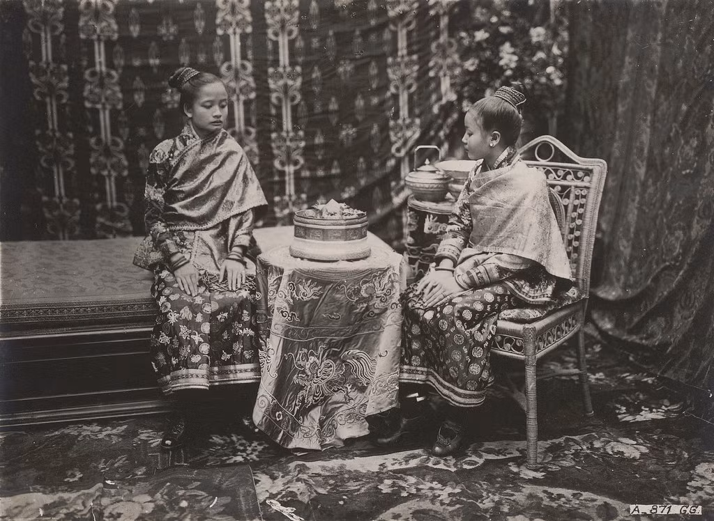 Hoàng hậu Chao Kam Fan và công chúa Chao Sammathi ở hoàng cung tại Luang Prabang, Lào.