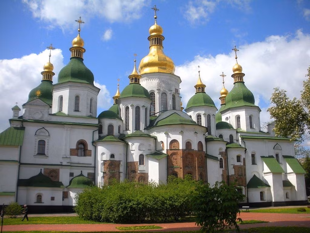 Nằm ở huyện Shevchenkivskyi của thành phố Kiev, nhà thờ Chính tòa Thánh Sophia là một trong những địa danh nổi tiếng nhất của thủ đô đất nước Ukraine.