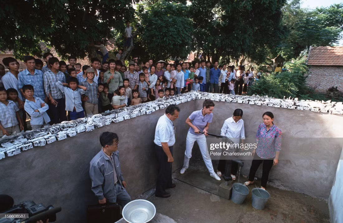 Cựu nữ minh tinh thử một chiếc máy bơm nước do UNICEF tài trợ vừa được khoan và lắp đặt tại làng.