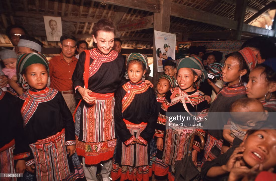 Audrey Hepburn gặp gỡ, trò truyện với đồng bào dân tộc địa phương tại nhà văn hóa của bản. Vào tháng 12/1992, bà được phong tặng Huân chương Tự do Tổng thống để ghi nhận những đóng góp trong cương vị Đại sứ Thiện chí UNICEF. Một tháng sau, bà qua đời do ung thư ở tuổi 63.