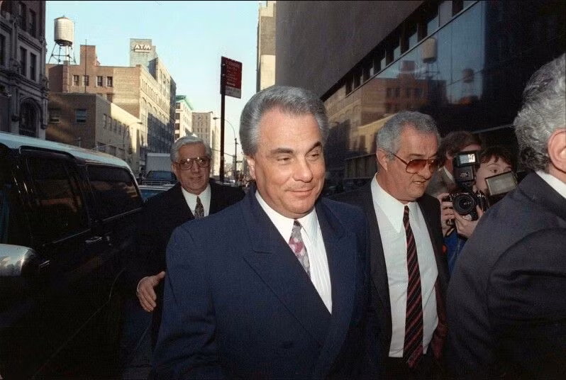 Tháng 12/1985, Gotti lên nắm quyền kiểm soát nhà Gambino sau khi ra lệnh sát hại ông trùm Paul Castellano bên ngoài một nhà hàng bít tết ở Manhattan.