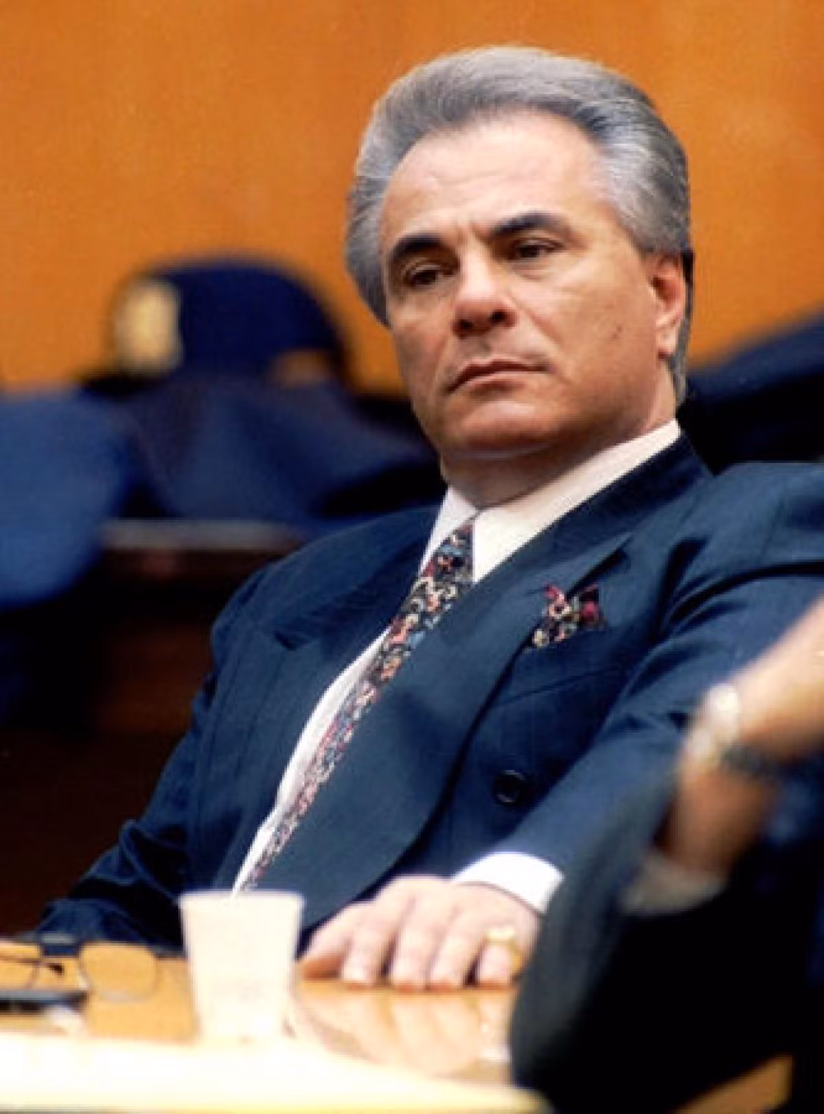 Năm 1985, sau thời gian theo dõi Gotti và các cộng sự của gã, chính phủ liên bang đã thu thập đủ bằng chứng để buộc tội ông trùm kinh doanh bất hợp pháp ở cấp liên bang.