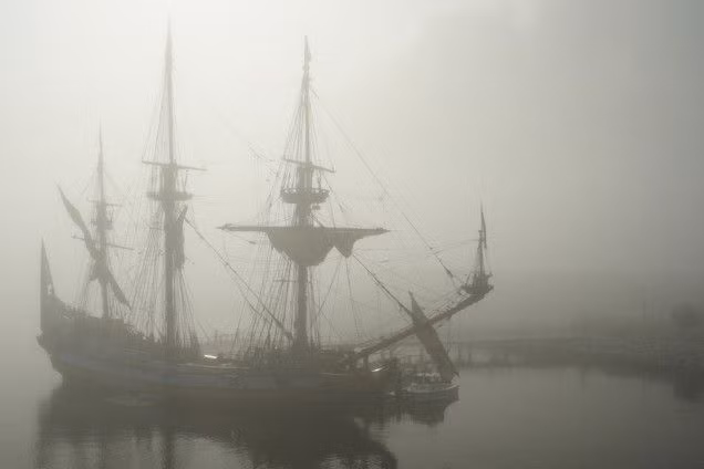 Các cánh buồm của Mary Celeste bị hư hỏng nhẹ, nước tràn vào khoang tàu, còn thuyền cứu sinh và các thiết bị điều hướng đã không còn.
