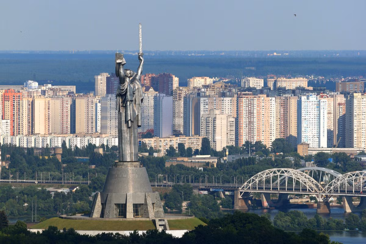 Là thắng cảnh nổi tiếng của Kiev, Tượng đài Mẹ Tổ quốc có thể được quan sát từ nhiều vị trí khác nhau trong thành phố.