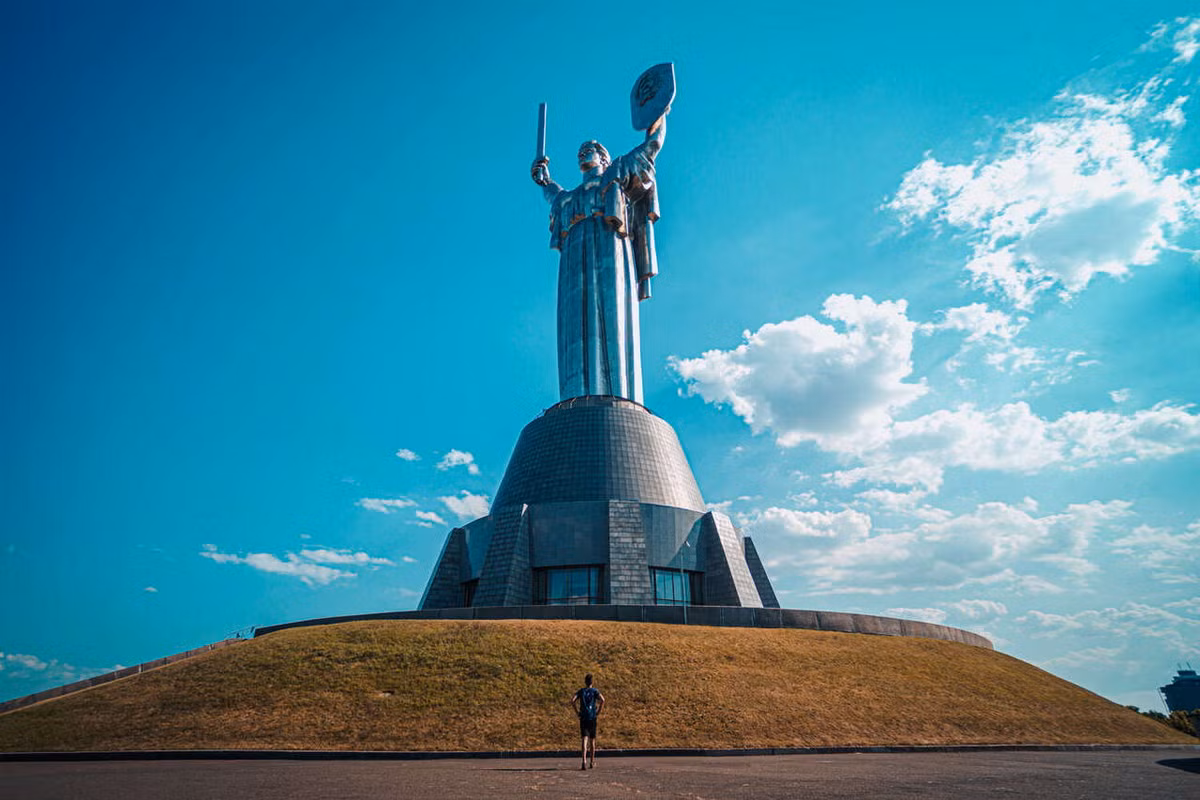 Nằm trong khuôn viên Bảo tàng Lịch sử Quốc gia về Ukraine trong Thế chiến II ở Kiev, tượng đài Mẹ Tổ quốc là công trình được xây dựng từ thời kỳ Xô viết nổi tiếng nhất của đất nước Ukraine.