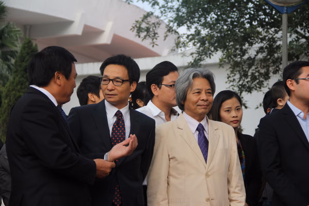 Ông Vũ Đức Đam - Phó Thủ tướng Chính phủ (đeo kính) cùng các đại diện của Viện Hàn lâm Khoa học Xã hội Việt Nam, đại diện Bảo tàng Dân tộc học, giám đốc các bảo tàng của một số quốc gia Đông Nam Á... đã đến dự buổi lễ khánh thành