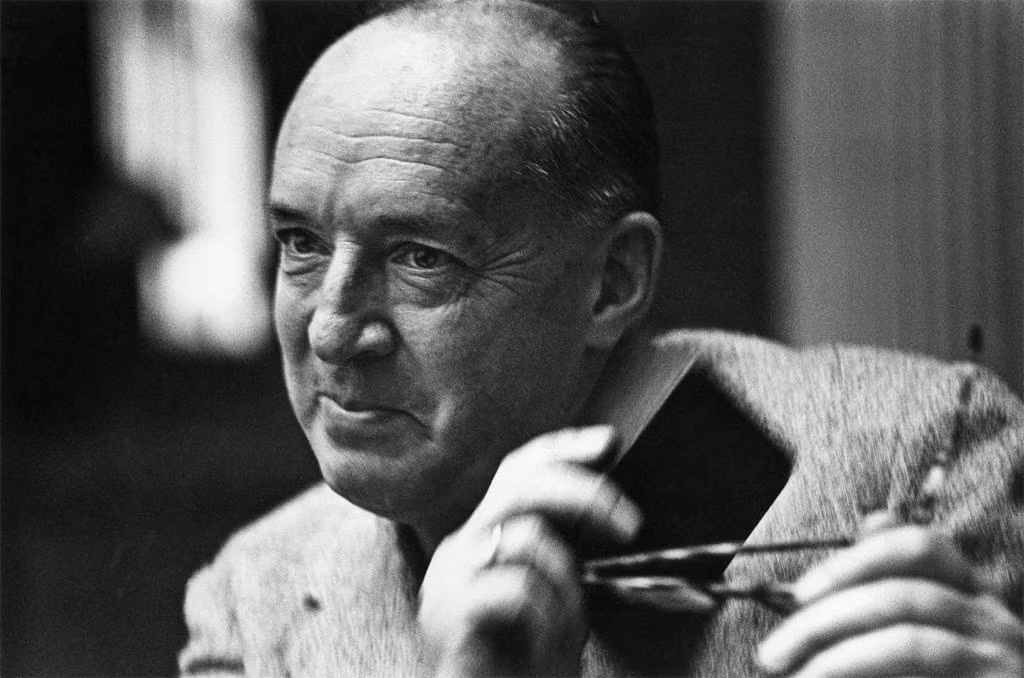  3. Thẻ ghi nhớ: Tác giả Nabokov thường cất một số tấm thẻ ghi nhớ dưới gối của mình. Khi nào ý tưởng đến ông sẽ nhanh chóng lấy ra và ghi lại để không bị quên. Đây có thể vừa là thói quen, vừa là một phương pháp hay khi viết lách. Nó cho phép tác giả sáng tác mà không cần để tâm quá nhiều tới trật tự của các phân đoạn và dễ dàng sắp xếp lại thứ tự của chúng bằng các tấm thẻ ghi nhớ. Ảnh: Tác giả Nabokov/Woodberrypoetryroom.