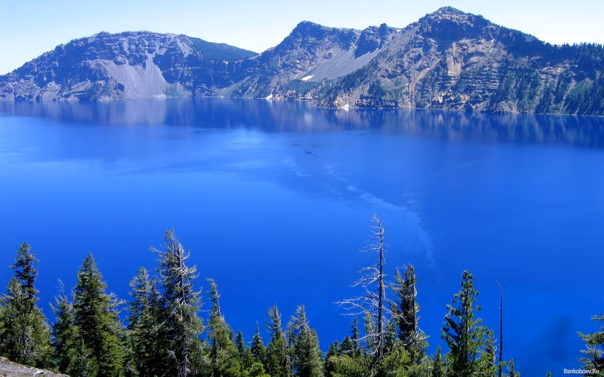 Baikal có diện tích bề mặt 31.722 km2, là hồ nước ngọt lớn nhất thế giới tính theo khối lượng nước. Đây cũng là hồ nước lâu đời nhất thế giới, đã tồn tại được ít nhất 25.000 năm. UNESCO từng ví hồ Baikal như Galapagos của Nga và đã công nhận hồ là di sản thế giới năm 1996.